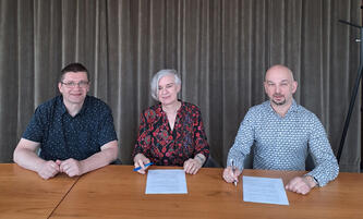 Podpisanie listu intencyjnego. Od lewej Wojciech Marciniak - wiceprezes Fundacji WHD, Katarzyna Marczyk - prezes Fundacji WHD, Krzysztof Rozpara -prezes FAME MMA