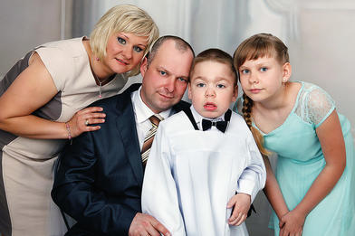 Pierwsza Komunia Święta Konradka, 2015 r. (od lewej: mama Agnieszka, tata Tomek, Konradek i jego siostra Julia)