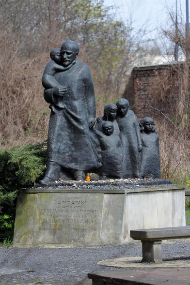 Pomnik Janusza Korczaka na cmentarzu żydowskim w Warszawie, https://pl.wikipedia.org/wiki/Janusz_Korczak#/media/Plik:Grob_Korczaka_2.JPG